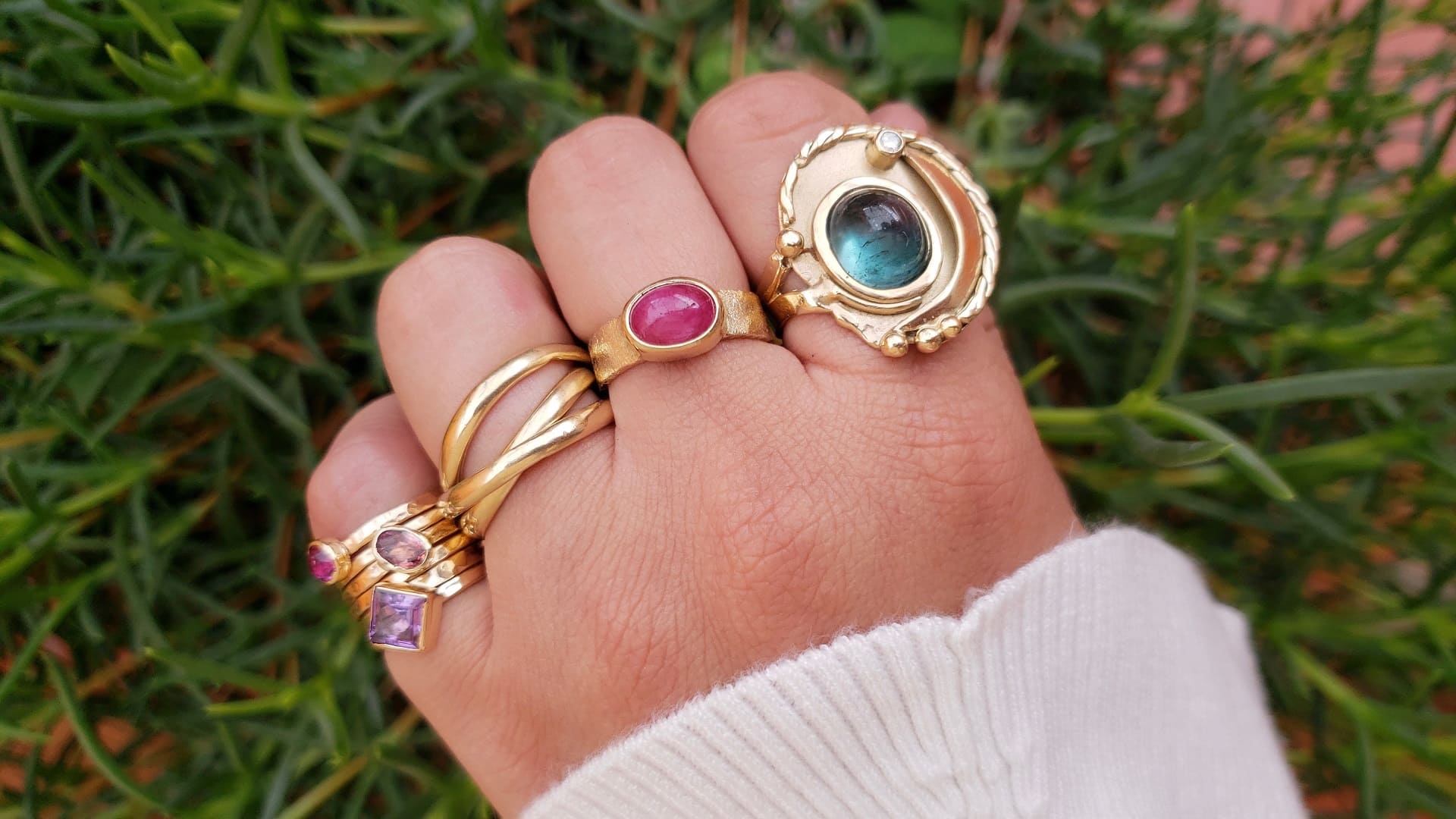 Anillos artesanales de oro con piedras naturales, creados por Liza Koekkoek